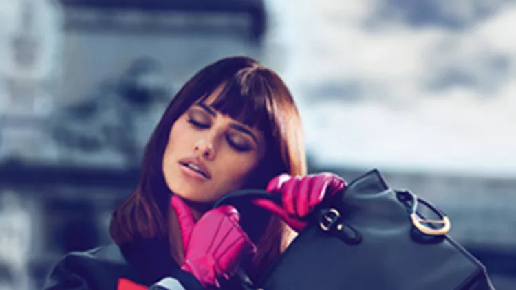 Penélope Cruz: Πρωταγωνιστεί ξανά στην καμπάνια του οίκου Loewe